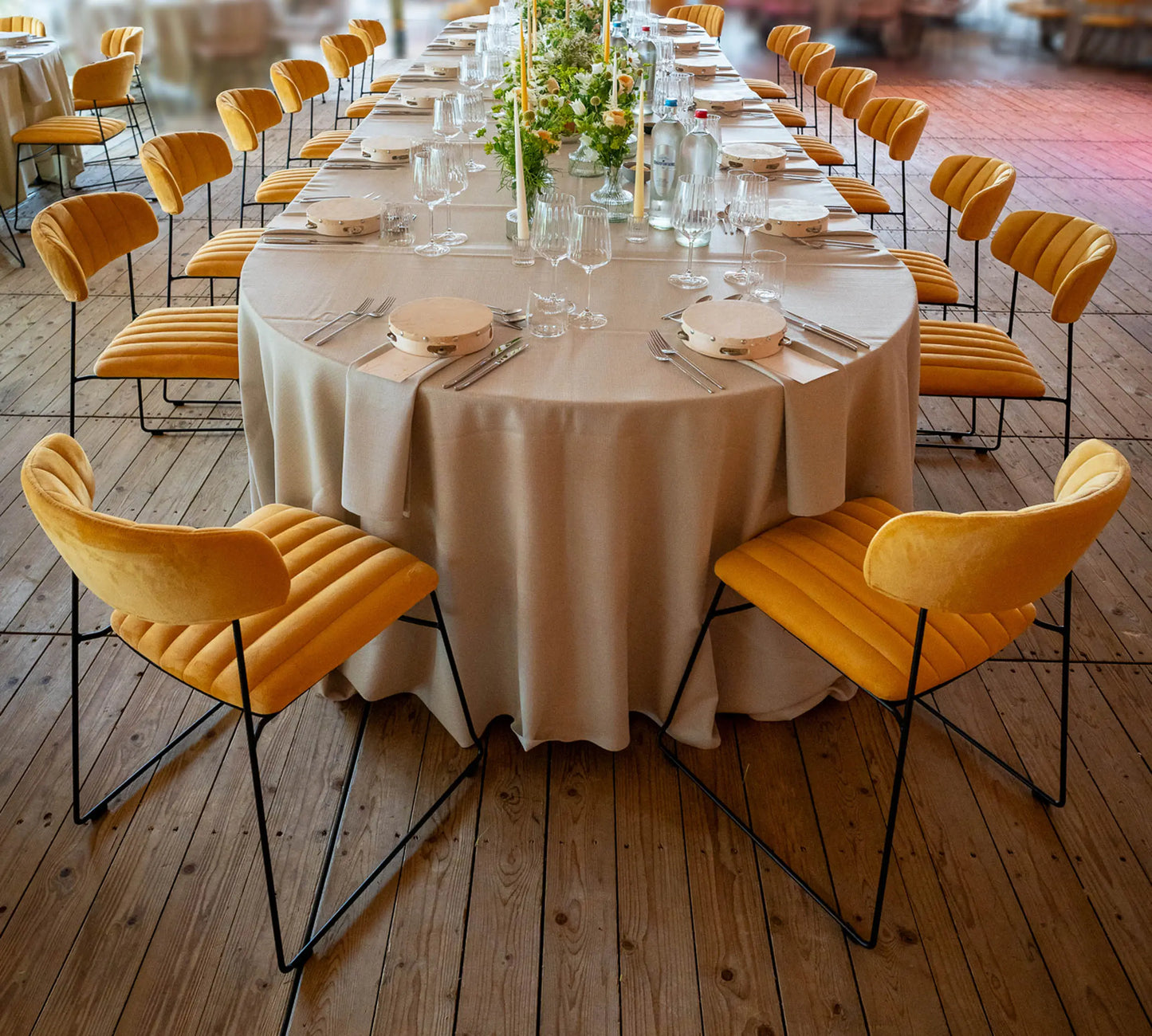 Stapelstuhl Mundo gelb Velours